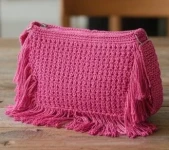 شنطة كروشيه مستطيلة مزينة بشرابات